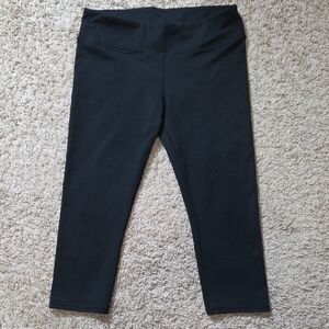 Fabletics Women's Size Medium Black Capri Workout Leggings